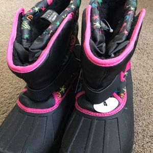 Super cute pair of girls snow boots. New w/ tags!